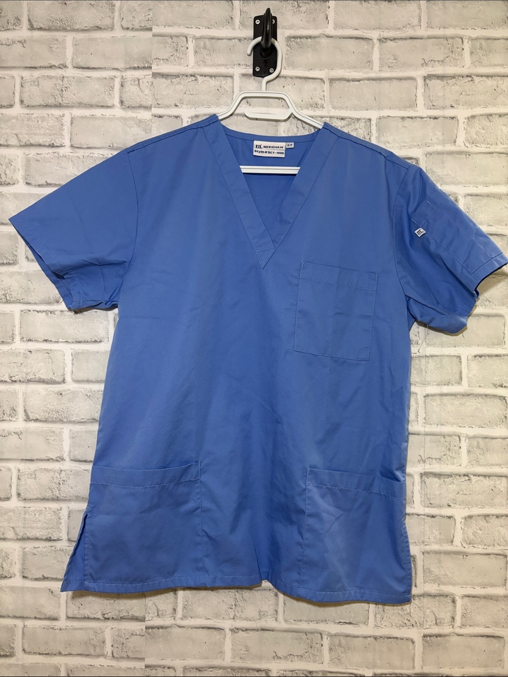 Men's V-Neck Medical Scrub Top in Royal Blue size small